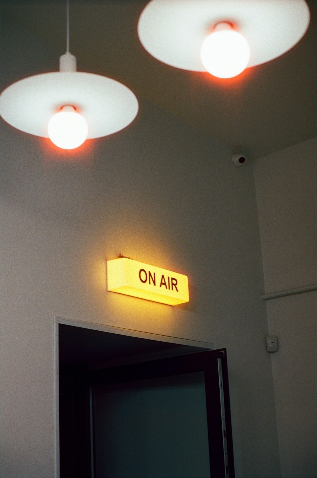 Studio-opname met camera en verlicht 'on air' bord