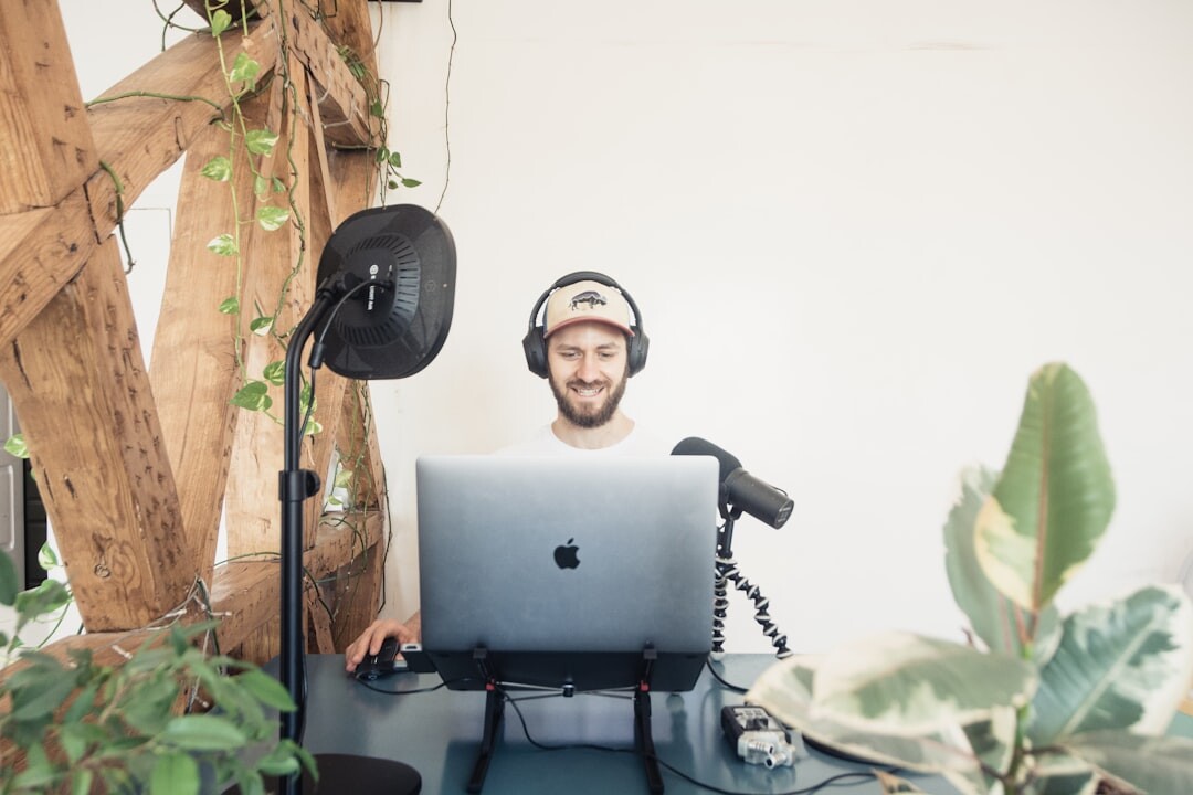 Portret van een Belgische podcaster en content creator